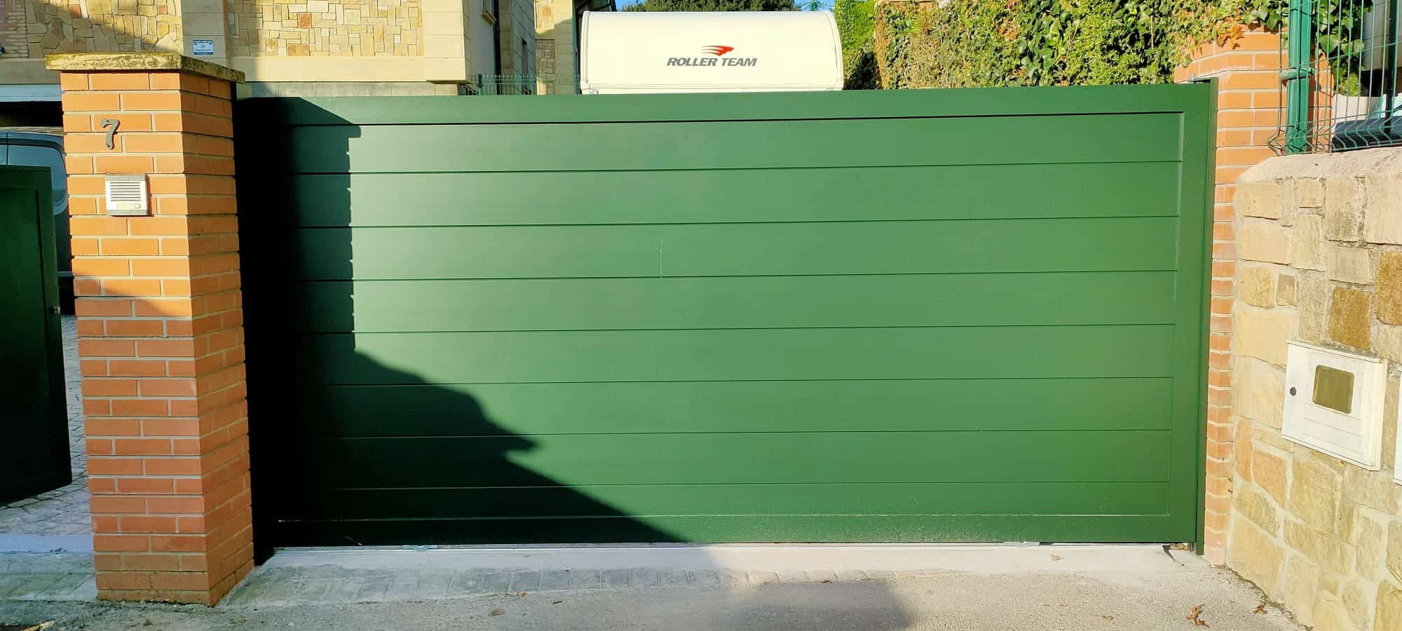 Puerta corredera verde